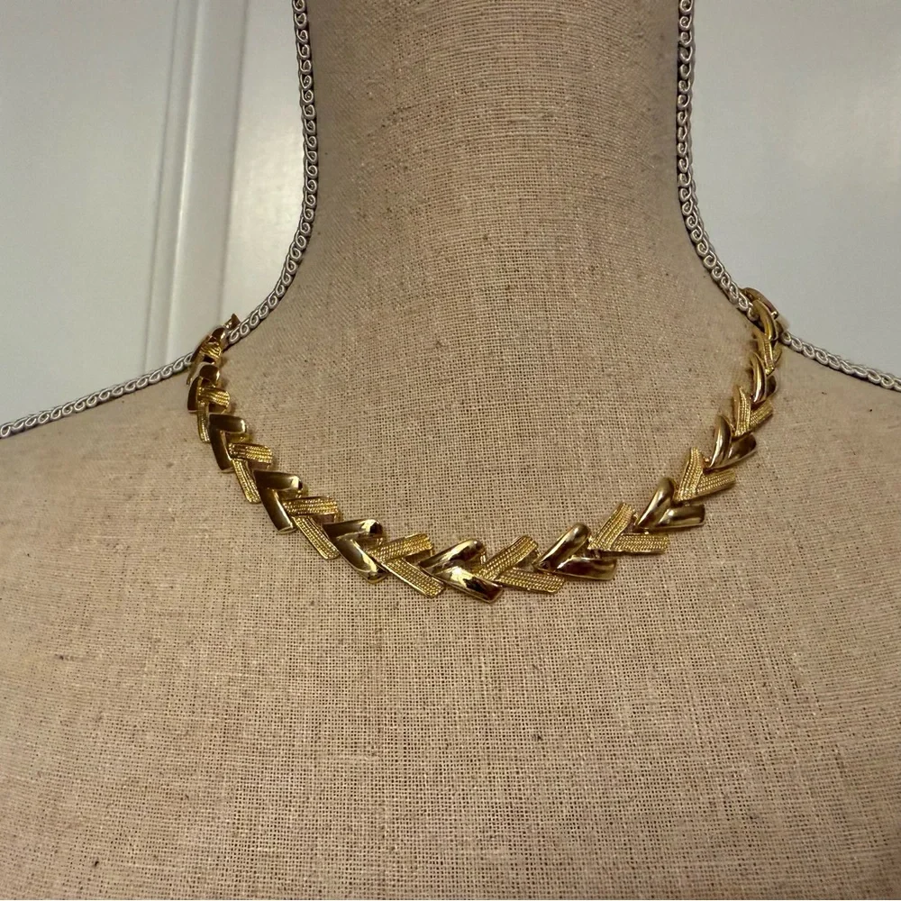 VINTAGE NECKLACE CHEVRON V DESIGN GOLD TONE SMOOTH & TEXTURED 18.5”
